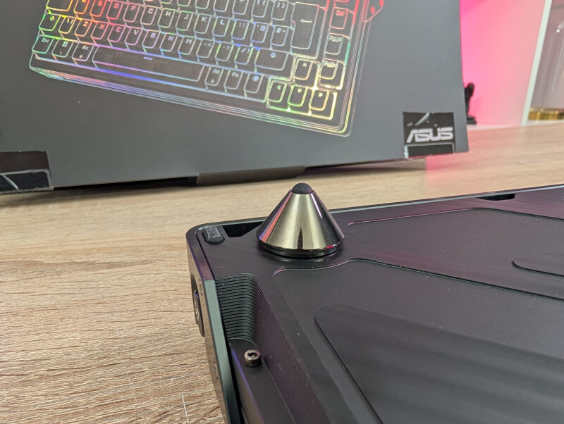 ASUS ROG Azoth Extreme-Füße installiert.jpg